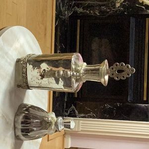 Two beautiful pieces for any room. Decorated with ribbon and pearls.